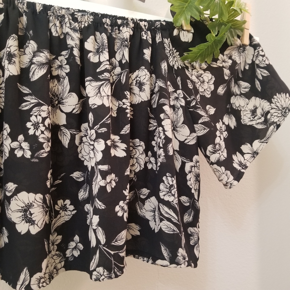 SALE❗️4 for $20 Beautiful Floral off-shoulder crop top - Picture 7 of 9